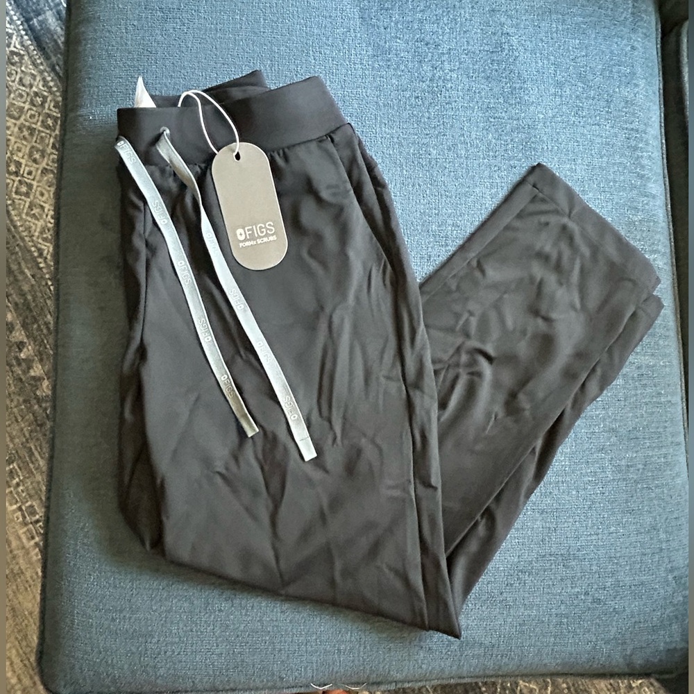 FIGS FORMx women’s Black scrubs Pants straight leg. Brand new M